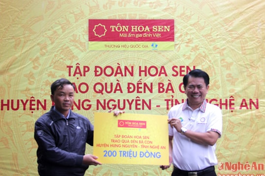 Tập đoàn Hoa Sen trao 600 suất quà cho người dân Hưng Nguyên và Nam Đàn