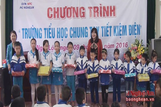 Phát động chương trình 'Trường tiểu học chung tay tiết kiệm điện'