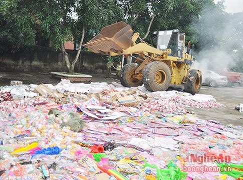 Nghệ An: Tiêu hủy gần 100 mặt hàng kém chất lượng, hàng lậu, hàng giả