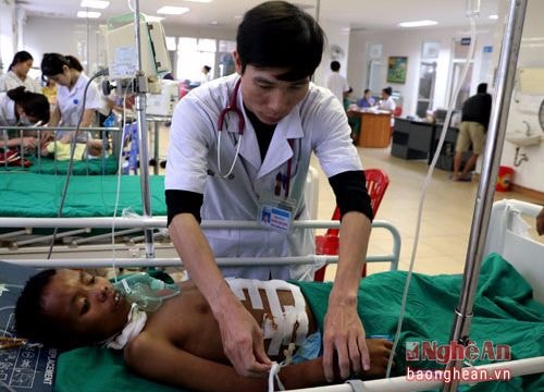 Cháu bé Khơ mú mồ côi, tật nguyền cần sự giúp đỡ của cộng đồng