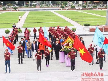 Trường ĐH Nguyễn Tất Thành dâng hoa, báo công với Bác Hồ