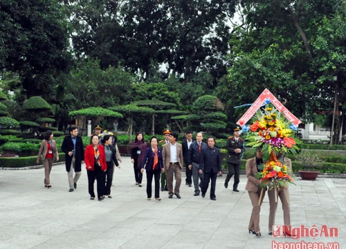 Nguyên Phó Chủ tịch nước Nguyễn Thị Doan dâng hoa tưởng niệm Chủ tịch Hồ Chí Minh