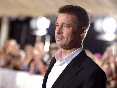 Brad Pitt một mình lên thảm đỏ ra mắt phim