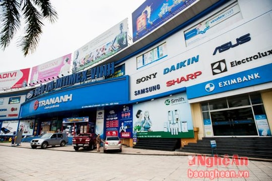 Nơm nớp biển quảng cáo 'khủng' bịt kín mặt tiền