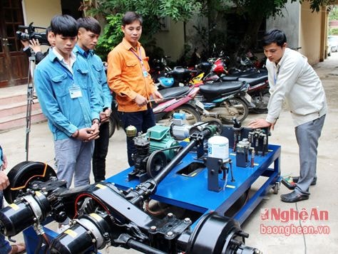 Nghệ An: Thầy giáo 8X chế tạo thiết bị ô tô hàng trăm triệu đồng