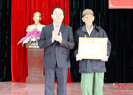 Trao tặng Huy hiệu Đảng cho đảng viên cao tuổi