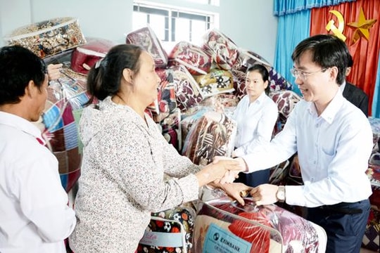 Ngân hàng Eximbank Vinh trao quà ủng hộ đồng bào lũ lụt Hưng Nguyên