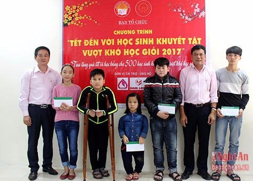Trao học bổng cho 45 học sinh khuyết tật vượt khó