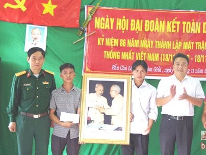 Bà con bản Cha Lấu vui ngày hội đại đoàn kết