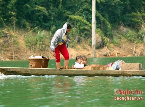 Lênh đênh những đứa trẻ trên lòng hồ thủy điện bản Vẽ