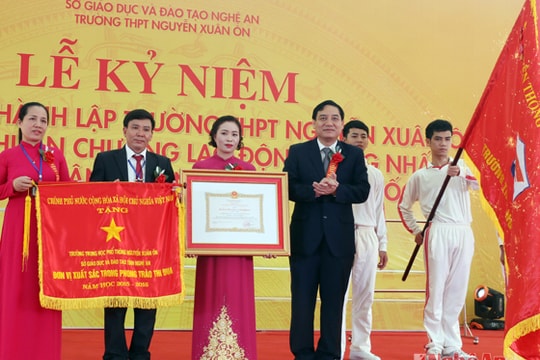 Trường THPT Nguyễn Xuân Ôn kỷ niệm 70 năm thành lập, đón nhận Huân chương Lao động Hạng Nhất