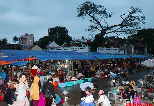 Chợ phiên đền Cờn lúc mờ sáng