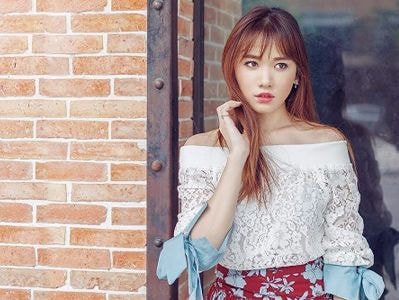 Hari Won vai trần đẹp mộng mơ trên phố