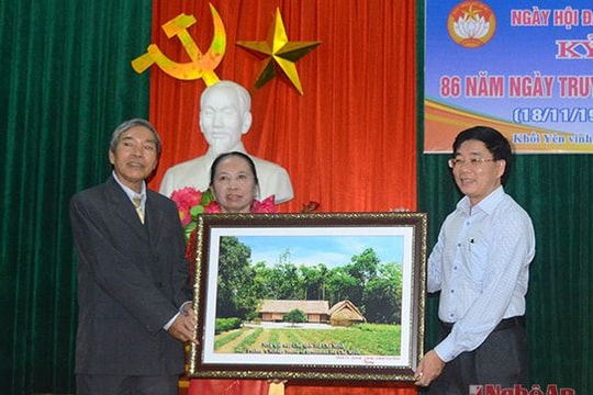 Phó Bí thư Tỉnh ủy Nguyễn Văn Thông vui hội đại đoàn kết tại phường Hưng Phúc, TP. Vinh