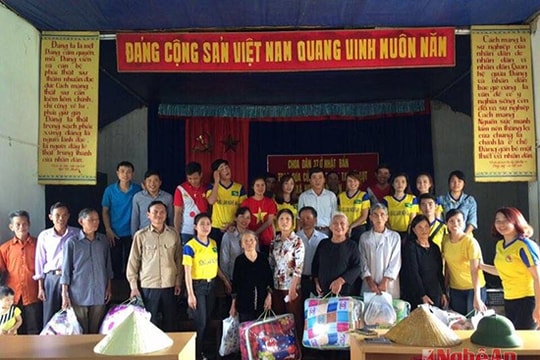 Trao 100 suất quà cho người dân vùng lũ Hưng Nguyên