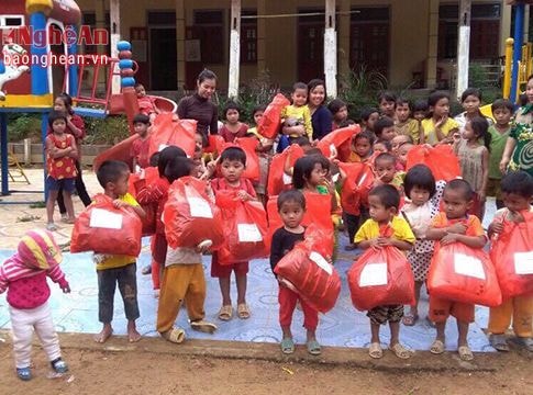 Trao 160 suất quà cho các em nhỏ Trường Mầm non Bảo Thắng