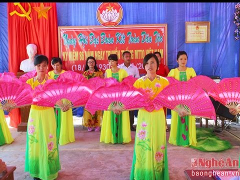 Đồng chí Thái Thanh Quý vui ngày hội đại đoàn kết ở xã Thanh Thịnh