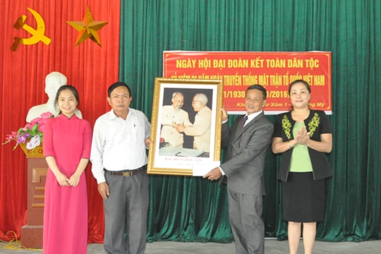 Đồng chí Nguyễn Thị Thu Hường dự ngày hội đại đoàn kết tại Hưng Mỹ (Hưng Nguyên)