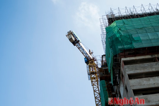 Nơm nớp với cẩu tháp xây dựng nhà cao tầng