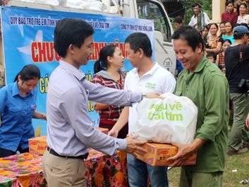 Các tổ chức, cá nhân tặng quà cho đồng bào ảnh hưởng lũ lụt