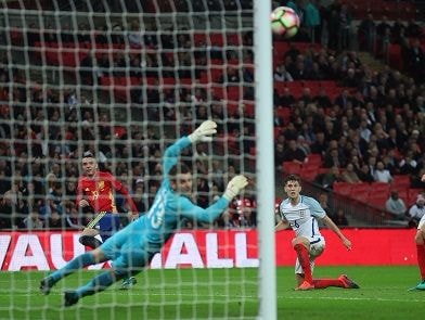 Anh đánh rơi chiến thắng trước Tây Ban Nha trong phút bù giờ