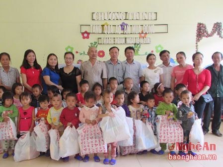 25 suất quà đến với trẻ em Đan Lai