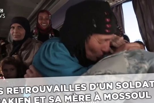 Người lính Iraq bật khóc nức nở khi tìm được mẹ ở Mosul