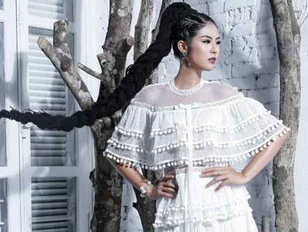 Ngọc Hân, Thúy Vân khoe dáng vệ nữ với ren voan xuyên thấu