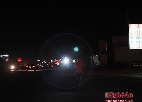 'Chói mắt' với chiêu kéo khách của các quán ăn trên QL1A