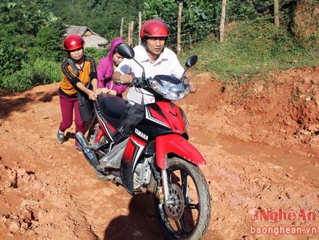 Nhọc nhằn vượt núi, 'cõng' chữ lên bản 3 không