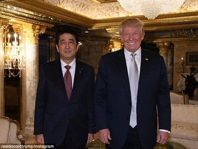 Ông Trump khoe ảnh chụp cùng Thủ tướng Nhật Bản