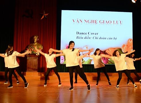 Giảng viên Đại học Vinh nhảy dance cover cực kỳ đáng yêu