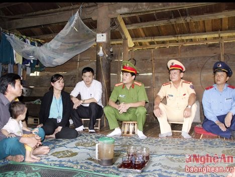 Ban ATGT tỉnh thăm hỏi, động viên gia đình nạn nhân tai nạn giao thông