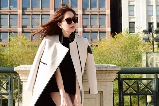 Ngọc Trinh mặc váy thun ngắn dạo phố ở Mỹ