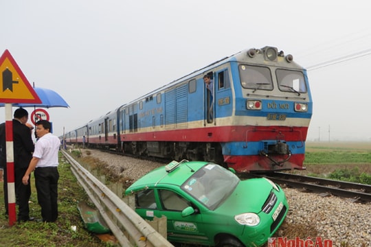 Taxi mắc kẹt trên đường ray, bị tàu hỏa đâm ngang sườn
