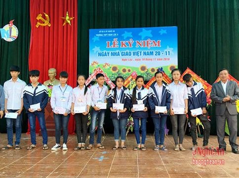 Nghi Lộc: Trao tặng quà cho học sinh nghèo vượt khó học giỏi