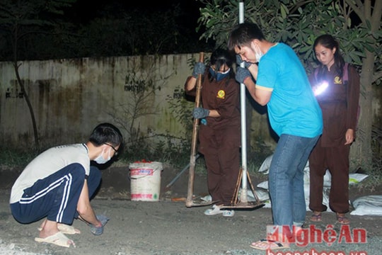 Phật tử đêm khuya miệt mài vá đường