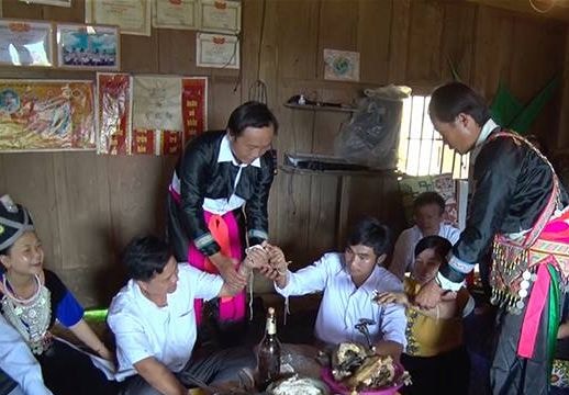 Đồng bào vùng cao làm vía cho thầy cô nhân ngày nhà giáo