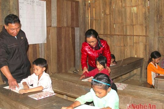 Đôi vợ chồng trẻ cùng 'gác' một điểm trường