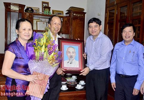 Bí thư Tỉnh ủy Nguyễn Đắc Vinh chúc mừng các nhà giáo nhân ngày 20/11