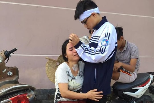 Vụ sập cần cẩu gây chết người: Bức ảnh mẹ ôm con khóc xót xa cộng đồng mạng