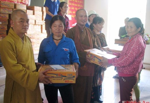 Trao quà cho hộ nghèo tại Quỳnh Lưu và Diễn Châu