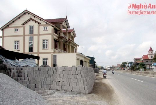 Sản xuất sò lấn chiếm hành lang ATGT trên QL1A