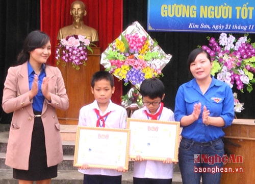 Tuyên dương 2 học sinh nhặt được của rơi trả người đánh mất