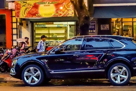 Ngắm Bentley Bentayga - siêu SUV đắt nhất thế giới ở Sài Gòn