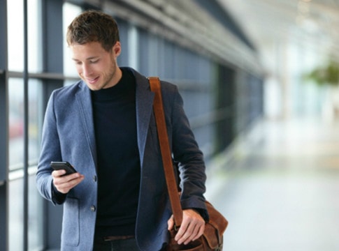 Tác hại của thói quen vừa đi vừa nhắn tin điện thoại