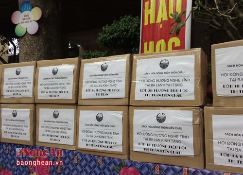 Hội đồng hương Nghệ Tĩnh ở Ba Lan tặng 91 tủ sách cho các trường học