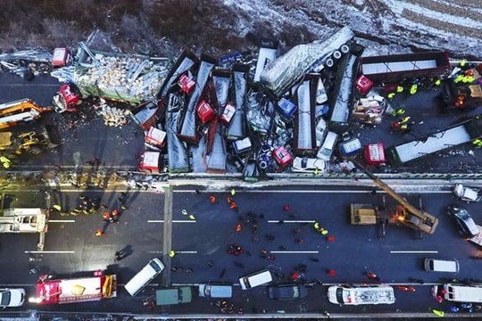 56 xe đâm liên hoàn ở Trung Quốc, 17 người chết