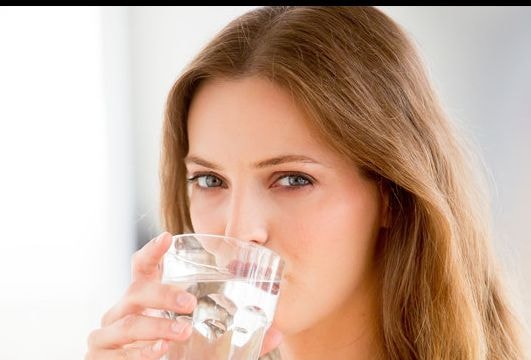 Sai lầm khi mặc định uống 2 lít nước/ngày