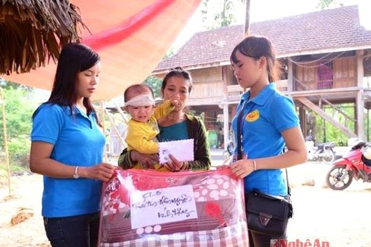 Thanh niên Anh Sơn bán bút, giúp đỡ 3 trẻ mồ côi